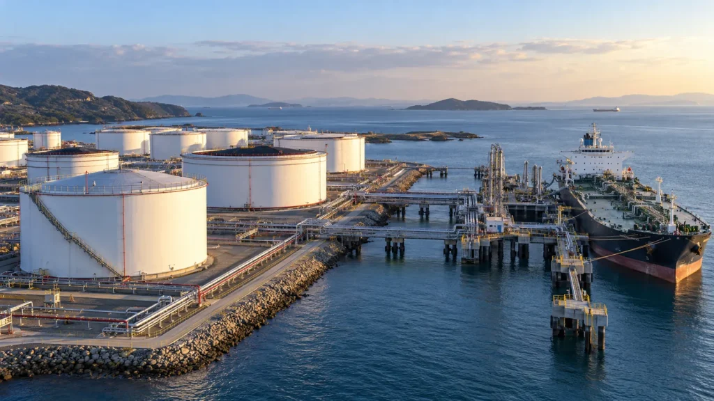 Tanques e instalações de um terminal industrial de petróleo em imagem ilustrativa.