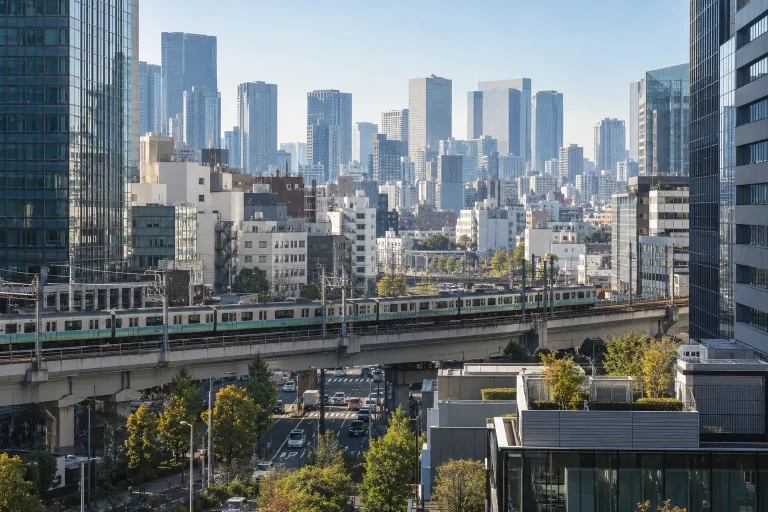 Prédios de escritórios e trem urbano em uma paisagem japonesa ilustrativa.